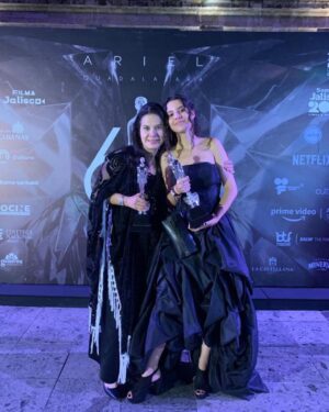 Arcelia Ramírez Instagram - Gracias infinitas a la @academiacinemx por esta noche increíble en la que fui honrada con 
el premio Ariel a mejor actriz por La Civil la misma edición en que mi hija Emilia Berjon recibe el Ariel a mejor revelación por su trabajo en Trigal!!! 
Fue un momento único, irrepetible y de los más hermosos y emocionantes de mi vida! Gracias, gracias, gracias...♥️

Vestidos: @steponfashion @benitosantosoficial 

#ariel2023