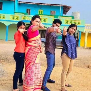 Archana Ananth Instagram - 🕺Shake it Pushpavathi💃with my KD's🥰🥰
.
.
#reels #time #fun #onsets