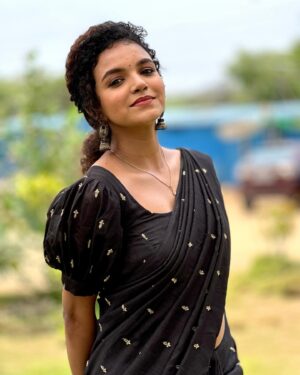 Archana Kumar Instagram - உன்ன என்ன ரசிக்க வச்ச 
கண்ணு முழி கருப்பு தான் 🖤✨
.
.
.
#archu #archanakumaar #archana #arthy #beingarthy #chellamma #vijaytv #vijaytelevision