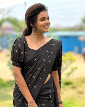 Archana Kumar Instagram - உன்ன என்ன ரசிக்க வச்ச 
கண்ணு முழி கருப்பு தான் 🖤✨
.
.
.
#archu #archanakumaar #archana #arthy #beingarthy #chellamma #vijaytv #vijaytelevision