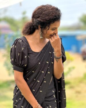 Archana Kumar Instagram - உன்ன என்ன ரசிக்க வச்ச 
கண்ணு முழி கருப்பு தான் 🖤✨
.
.
.
#archu #archanakumaar #archana #arthy #beingarthy #chellamma #vijaytv #vijaytelevision
