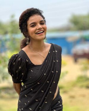 Archana Kumar Instagram - உன்ன என்ன ரசிக்க வச்ச 
கண்ணு முழி கருப்பு தான் 🖤✨
.
.
.
#archu #archanakumaar #archana #arthy #beingarthy #chellamma #vijaytv #vijaytelevision