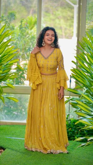 Archana Kumar Instagram - Am the worst coffee addict you’ll ever meet🤷🏻‍♀️
.
.
.
Wearing: @mokshe_rental_destination