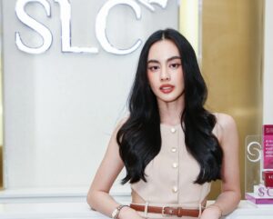 Areeya Pholphutrakul Instagram - ซัมเมอร์นี้ ‘𝗧𝗵𝗲 𝗨𝗻𝗹𝗶𝗺𝗶𝘁𝗲𝗱 𝗕𝗲𝗮𝘂𝘁𝘆 𝟮𝟬𝟮𝟰’ สูตรลับสู้แดดและการดูแลตัวเองของกิ่ง ที่ช่วยอัปเลเวลสวยฉ่ำให้เป๊ะทุกองศา! ตอนนี้ @centralpattana�  เค้ามีโปรโมชั่นสุดพิเศษจากสถาบันความงามชั้นนำ สำหรับสมาชิก The1 รับคะแนนสูงสุด 10,000 คะแนน* เมื่อช้อปตั้งแต่ 250,000 บาทขึ้นไป รับคะแนน 6,000 คะแนน และพิเศษ Top Spenders 25 รางวัล* รับสิทธิ์ร่วมงาน The Unlimited Beauty Event 
.
เริ่มแล้ววันนี้ ถึง 31 พ.ค. 67 �ที่ศูนย์การค้าเซ็นทรัลทุกสาขา และเอสพลานาด รัชดา​ �ติดตามรายละเอียดเพิ่มเติมได้ที่ @centralpattana
.
#CentralPattana #TheUnlimitedBeauty2024 #เป๊ะสุดทุกองศาที่เซ็นทรัล #centralpattanaxgalderma