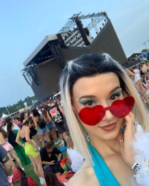 Aria Bedmar Instagram - ✨Hoy he tenido la enorme suerte de poder asistir al último concierto del Love on Tour de Harry Styles en Reggio Emilia, y he sido tremendamente feliz✨

Para mí, cada concierto suyo es un momento de paz, de hogar. Es un momento de estar en familia. No sé cómo, pero tiene la maravillosa habilidad de hacernos sentir en casa aún sin conocer a nadie de nuestro alrededor. Se crea un ambiente mágico imposible de olvidar. Gracias Harry por hacer de tu fandom una comunidad tan sana y tan buena.
❤️💙💛💜💗🖤💚

Hoy he llorado como pocas veces en mi vida, he bailado hasta que me han dolido los pies, he cantado hasta casi perder la voz y al terminar me he comido una pizza que me ha sabido a gloria sentada en un bordillo. El día ha sido redondo.

Pero, como todo en la vida, esta gira tenía que tener un final. Y cuando este ha llegado, pues “sa terminao”.

Hasta la próxima, Harry 🫶🏻