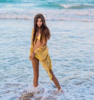 Aria Spinello Instagram - Like Fall in Cali 💛 Always bikini season in California #bikini #summertofall #cali #california #lamodels #turtlebayresort #surf #roxygirls