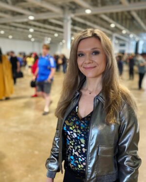 Ariana Richards Instagram - Had an amazing time at the London Film & Comic Con!! Thank you all for being there! ❤️ And thanks to @officialshowmasters 
•
•
•
•
#arianarichards 
#londonfilmandcomiccon 
#showmasters
#jurassicpark 
#jurassicworld