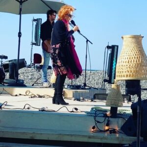 Ariane Moffatt Instagram - Un des plus chouettes (même pas )24hrs imprévu de ma vie hier ! Une invitation veeeery last minute aux iles pour tourner @labelletournee auprès de gens 100% fantastiques. Ceux qui me connaissent savent à quel point j'ai les îles au 💙 alors de pouvoir chanter une pièce d'Incarnat sur la grave au coucher de soleil fut profondément émouvant pour moi. 🌅

Ma condition pour y aller ? Manger du homard frais 🦞 (la reina @marianneboulet m'a eue par la pince évidemment 😅)

Ps: pour ceux et celles qui penseraient que j'ai l'air d'une fille en phase maniaque en ce moment je vous comprends 😆 mais je vous rassure , c'est juste une belle période vmt busy de début d'été :) 

Diffusion le 25 juillet ! Merci à toute l'équipe! 
@mparthur_ 
@luisclavis 
@mariedenise.pelletier 
@guy_jodoin_5 
@groupefairplay