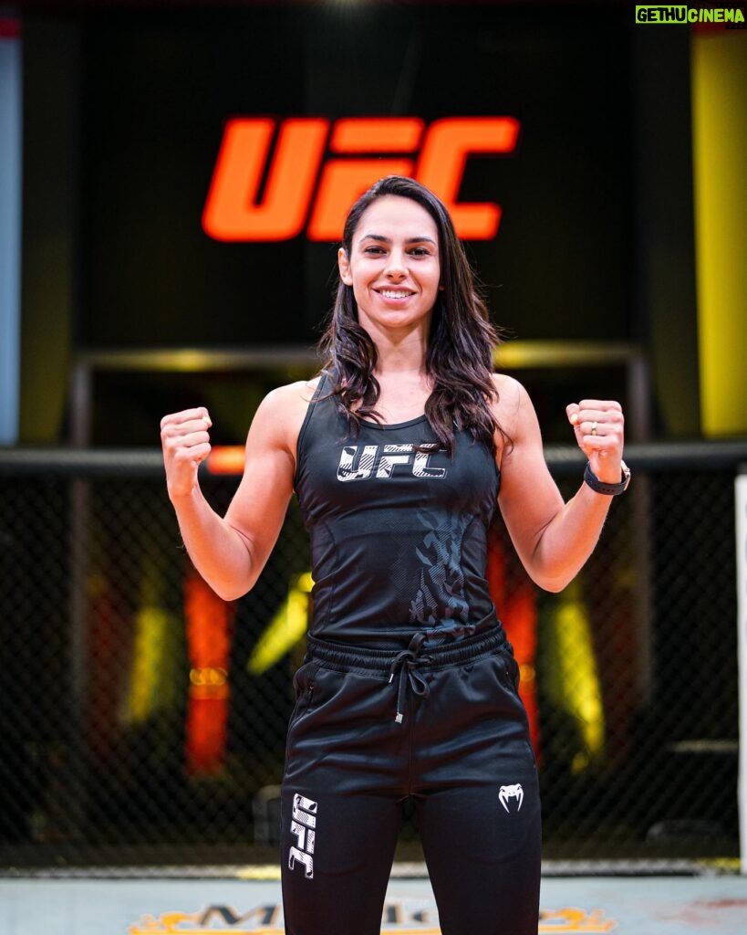 Ariane Lipski Instagram - 💰I just posted my predictions for today's UFC 🤑 YUSUFF vs BARBOZA Check it out on my @onlyfans profile 👸🏻