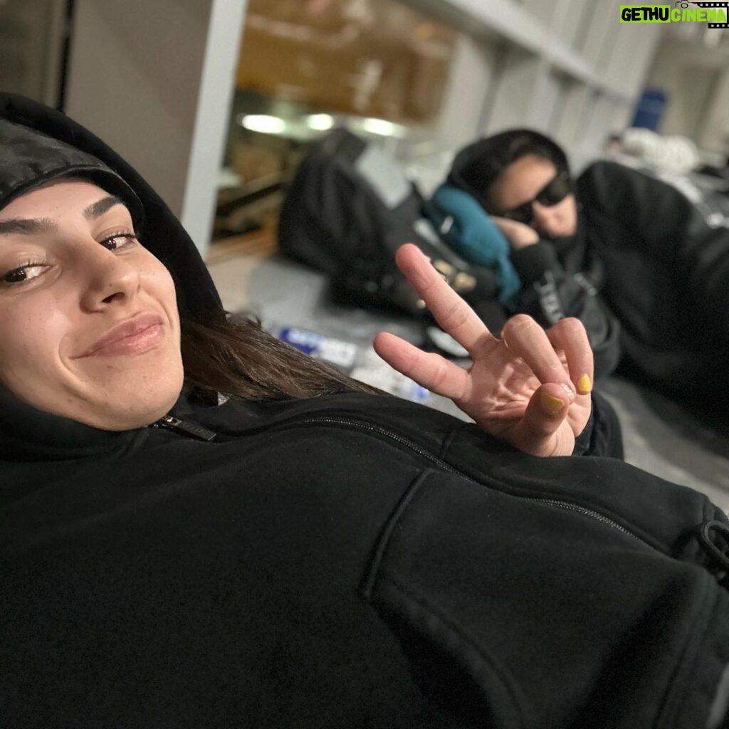 Ariane Lipski Instagram - #tbt from my last fight week! 🤩 Yes, we slept on the floor at the airport for one night 😴✈️ , I got jealous of how easy Jasmine sleeps anywhere 😂 but we had so much fun anyway! I can hardly wait for the next one! #tbt da semana da luta! Teve muito contra tempo, dormimos no chão do aeroporto, mas no final deu tudo certo!! 🤩🙌🏼❤️ Já quero de novo!