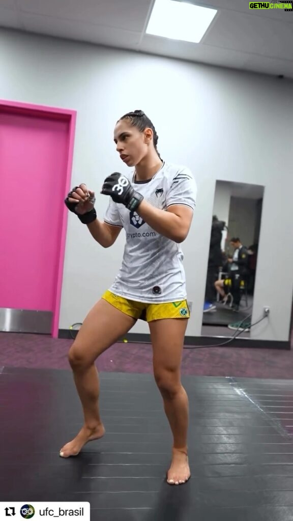 Ariane Lipski Instagram - Soon on your screen 📺 DAQUI A POUCO 🔥👑 #Repost Daqui a pouco tem 🇧🇷 @ArianeLipski em ação contra Casey O’Neil no #UFC296! Assista ao evento ao vivo com exclusividade no @UFCFightPassBR - assine agora e aproveite os 50% de desconto no link do perfil.