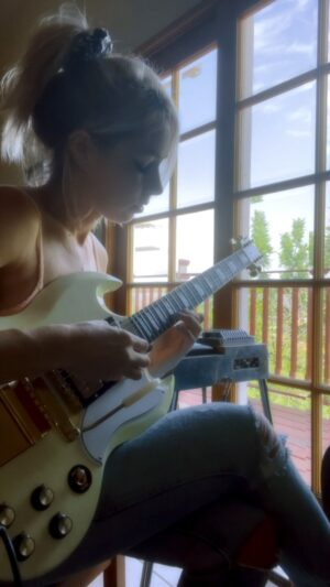 Arianna Powell Instagram - #skinnylove 💙🥺 @boniver