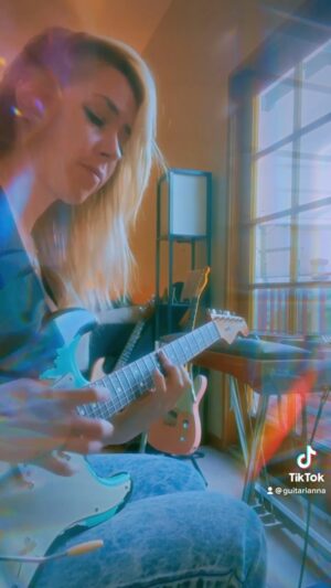 Arianna Powell Instagram - A dream hop for the tik tok 🌝✨🦋 @fender @eastglovescustoms @earthquakerdev @keeleyelectronics #fender #earthquakerdevices #eastglovescustoms