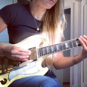 Arianna Powell Instagram - This guitar 😌✨🌸 @gibson @gibsoncustom @raevintonn @fleetfoxes #whitewinterhymnal