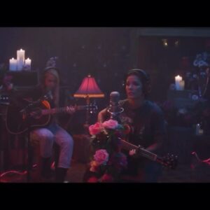 Arianna Powell Instagram - God this song is so beautiful stripped and I love playing it with her this way @iamhalsey // shot this at @soundemporiumstudios in Nashville with mics running through an echo chamber. Check out the full on YouTube. 🌸🧚‍♀️✨ Thank you @thebeehive_la @gibsonguitar @kemperprofiler @moody_leather #gibson #kemper #beehive #graveyard #halsey @dylanwilliam23