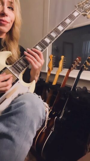 Arianna Powell Instagram - Still Crazy After All These Years ❤️ 

Such a beautiful Paul Simon song.. This is a section of the first among many arrangements I taught in my masterclass series on TIL. I’ll be running the same course starting March 8 with new arrangements (for those that want to re-take!). Click the link in the bio to sign up or for more info. Feel free to message me with questions.. 

@gibsoncustom 
@fender 
@keeleyelectronics 
@strymonengineering 

#gibsonsg #princetonreverb #keeleyaria #keeleycompressor #strymonflint
