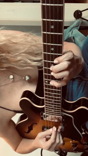 Arianna Powell Instagram - This tune is so devastatingly beautiful 😌✨ @gibsoncustom #milesdavis #itneverenteredmymind