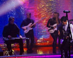 Arianna Powell Instagram - SNL with @iamhalsey last weekend was a dream ✨✨✨ and very cool to be joined by @jerrydouglas and a stellar band. Check it out if you wanna hear all that and my acoustic running thru some maj fuzz 😝 thank you @kemperprofiler @gibsoncustom @moody_leather @jimdunlopusa @earthquakerdev @thebeehive_la #doitlive