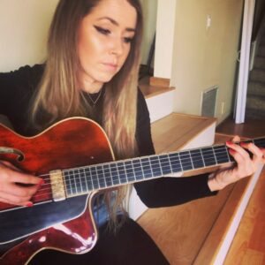 Arianna Powell Instagram - Auld Lang Syne.. feeling overwhelmingly grateful for the past year and all the love, travel and music 2018 brought.. ✨🥂 HNY instagram ! @eastmanguitars #eastmanguitars #timeslongpast