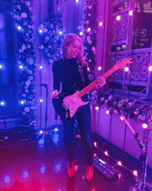 Arianna Powell Instagram - Christmas SNL with @dualipa 🎄🥰 Thank you @fender for this beauty of a strat ✨@grantzubritsky @dbxsupreme @theghostoperatingsystem @williambowerman @kemperamps_official @maisonvalentino @moody_leather #morecowbell 📸 @squish108
