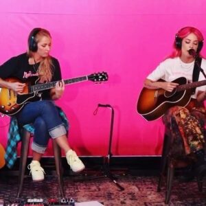 Arianna Powell Instagram - Be Kind acoustic with @iamhalsey is🍬💞 listen to the whole @magnum set on YouTube ✨@thebeehive_la @gibsoncustom @kemperamps_official @gibsonguitar