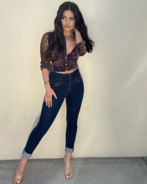 Ariel Yasmine Instagram - You shouldn’t have to use words to tell me that you love me 🖤

Hair/Makeup: @dannynewsham 
Color: @taylortimehair 
Style: @boroses