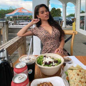 Ariel Yasmine Instagram - I just got back to California and one of my plants definitely died :( but here a pic of me the other day in Florida cuz it’s superior