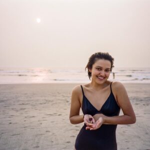 Ariela Barer Instagram - @dsgarber got his india film developed just in time to keep us warm in this fucking freezing winter