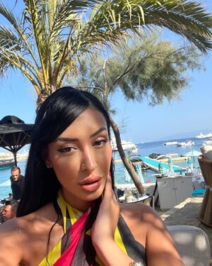 Arielle Salvaje Instagram - Currently 🙂 .