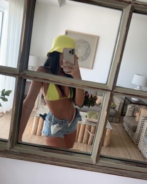Arielle Salvaje Instagram - ⚓️ me=💛