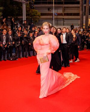 Arielle Raycene Instagram - Had my really big shoulder moment for The Shrouds premiere ❤️

Dress: @lena_erziak
Clutch: @sandraj_handbags
@lemetamorphoseofficial
@mephistophelesproductions