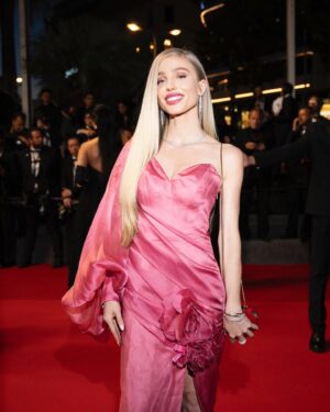 Arielle Raycene Instagram - Rumours Premier 💕

(Back to color for Cannes.)

@lena_erziak dress & clutch
@lametamorphoseofficial