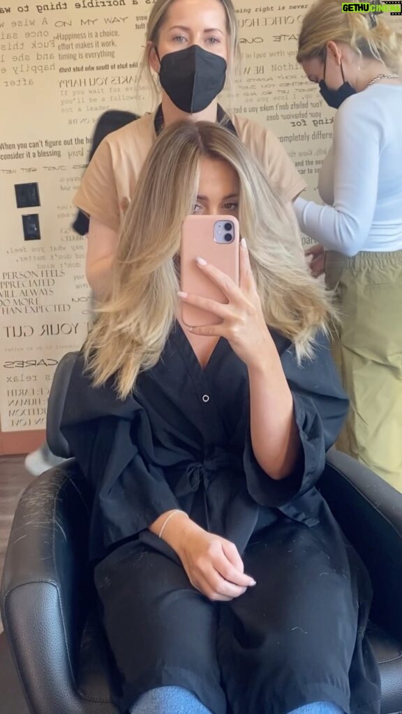 Arielle Reitsma Instagram - Blonde hair isn’t in anymore they said 👩‍🦳 fresh blonde by the best @nikkilee901