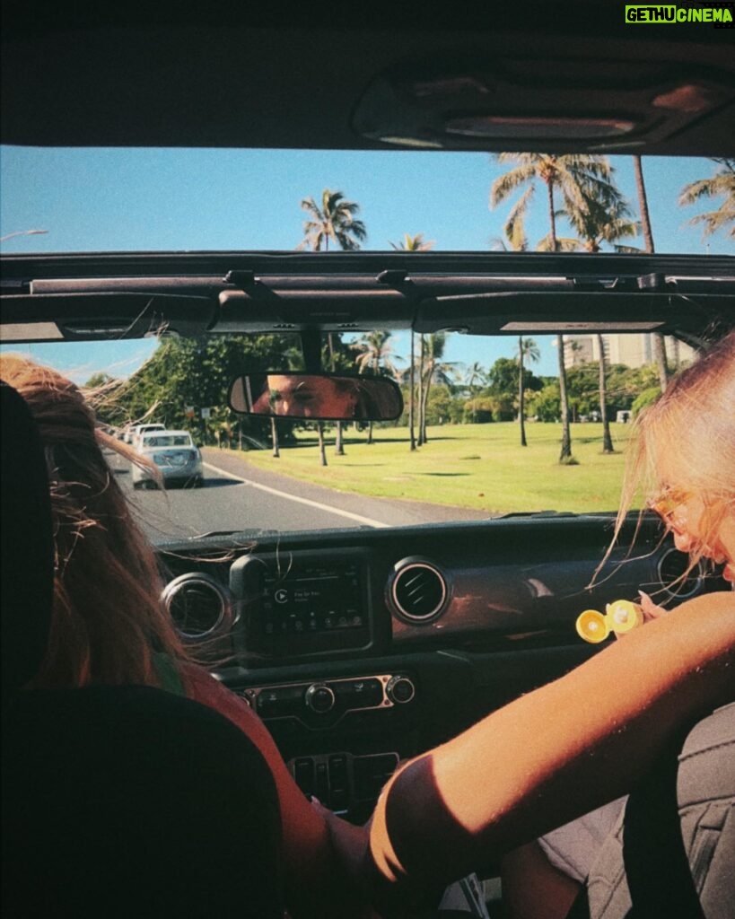 Arielle Reitsma Instagram - Girls trip 🍍🌺🏄‍♀️