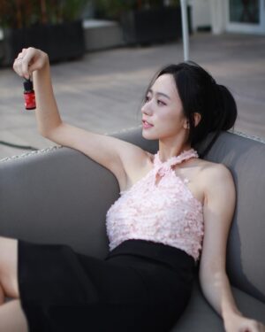 Arlena Chang Instagram - 以油養膚
試了才知道
好喜歡擦完油，皮膚那種健康強壯的樣子

首先要先有一瓶好油

@trilogytaiwan  @trilogyproducts 
#discovertrilogy #cleannaturalbeauty