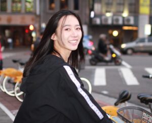 Arlena Chang Instagram - City walk city ride
秋風和我都漫無目的🚶‍♀️