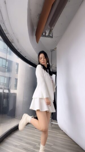 Arlena Chang Instagram - 今天穿的傲嬌小公主風👑

妝髮 @zhangkai__zk 
#華麗計程車行