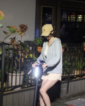 Arlena Chang Instagram - 腳一滑、油門一摧
我就是社區裡那個最酷的大姊姊