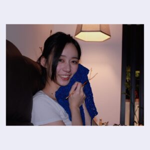 Arlena Chang Instagram - 收工立刻趕回家玩我的毛線
我鉤的是小包包，為什麼看起來很像性感小背心🤣

我總有各式各樣的新興趣
可能我也一直都有用我的方式在熱愛這個世界喔
