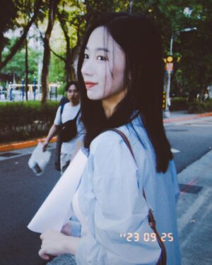 Arlena Chang Instagram - 我也在一次一次的征途中磨練自己放下心魔
允許萬物穿過，從容以待所有結果
只期許自己眼裡有光。感受世界、感受人煙