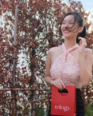 Arlena Chang Instagram - 以油養膚
試了才知道
好喜歡擦完油，皮膚那種健康強壯的樣子

首先要先有一瓶好油

@trilogytaiwan  @trilogyproducts 
#discovertrilogy #cleannaturalbeauty