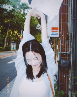 Arlena Chang Instagram - 我也在一次一次的征途中磨練自己放下心魔
允許萬物穿過，從容以待所有結果
只期許自己眼裡有光。感受世界、感受人煙