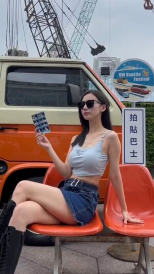 Arlena Chang Instagram - 今天在VW VanLife嘉年華玩耍～～～
慶祝福斯商旅75週年
看看歷代經典車款，有好多復古的款都好可愛
也有VanLife專屬展示區，可以體驗一下以車為房、浪跡天涯的瀟灑
還有德國美食區😍有一攤薄餅非常好吃😋
還玩了拍貼機
期間有演唱會、親子互動區
週末可以來玩唷
活動時間：11/10-11/12
地點：101水舞廣場
#福斯商旅 #vwvanlife嘉年華 #vanlife #福斯商旅75週年