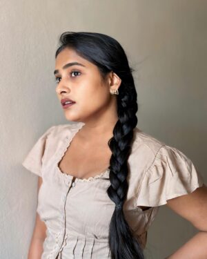 Arohi Rao Instagram - Embrace your beautiful brown skin and let it shine like the sun🤌

#nofilternomakeupneeded