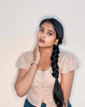Arohi Rao Instagram - Embrace your beautiful brown skin and let it shine like the sun🤌

#nofilternomakeupneeded