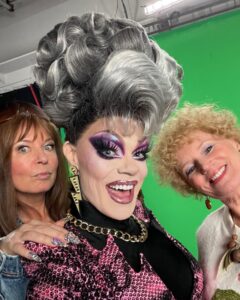 Art Simone Instagram - It’s a crime against humanity to keep this locked up. 💋 Bloody chuffed to be joining these foxy morons for “Kath & Kim: Our Effluent Life” airing on @channel7 this Sunday and Monday!