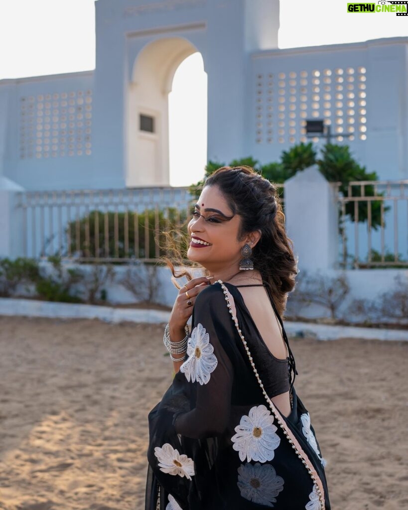 Arunima Sudhakar Instagram - Saree but make it huate 🥵🔥 Mua @preethiga_makeoverartistry_ Pc @mcgstudio8216