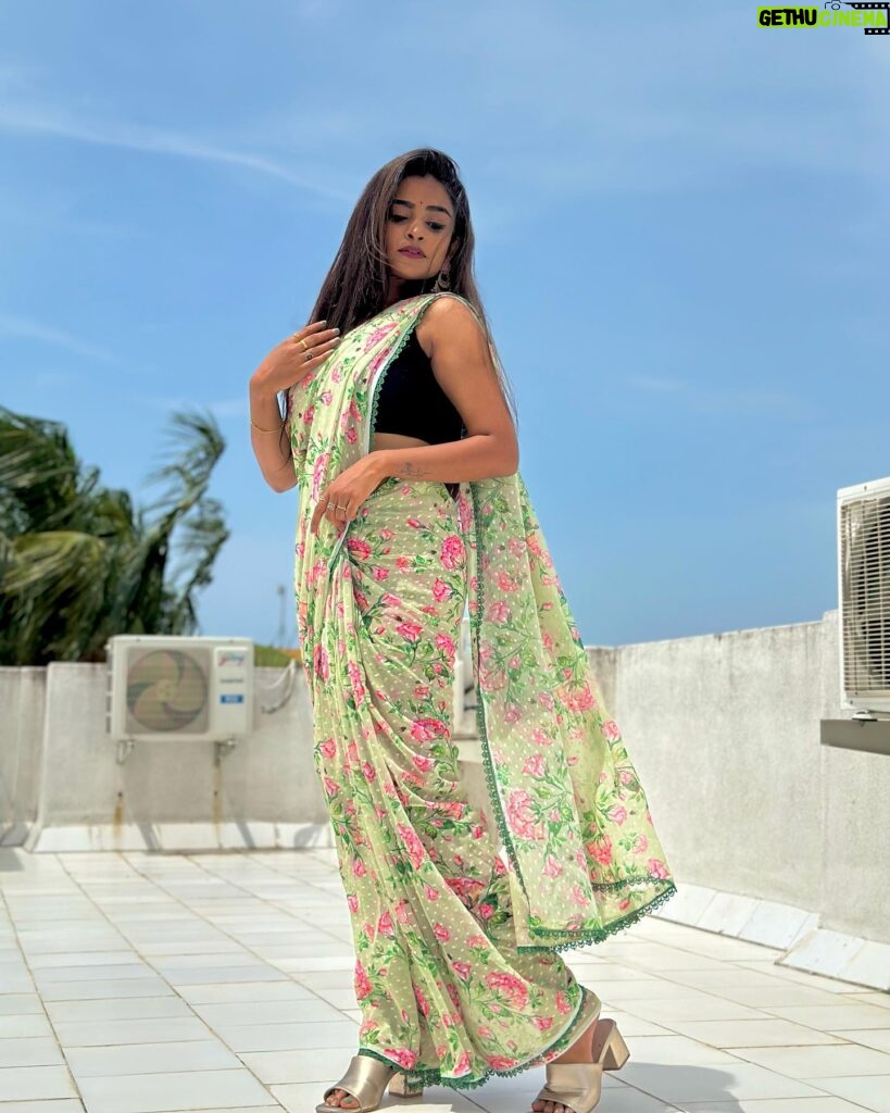 Arunima Sudhakar Instagram - Unna mattum pudikidhe edhanaaala ❤️🕊️ Ready to wear saree from @house_of_shrisha