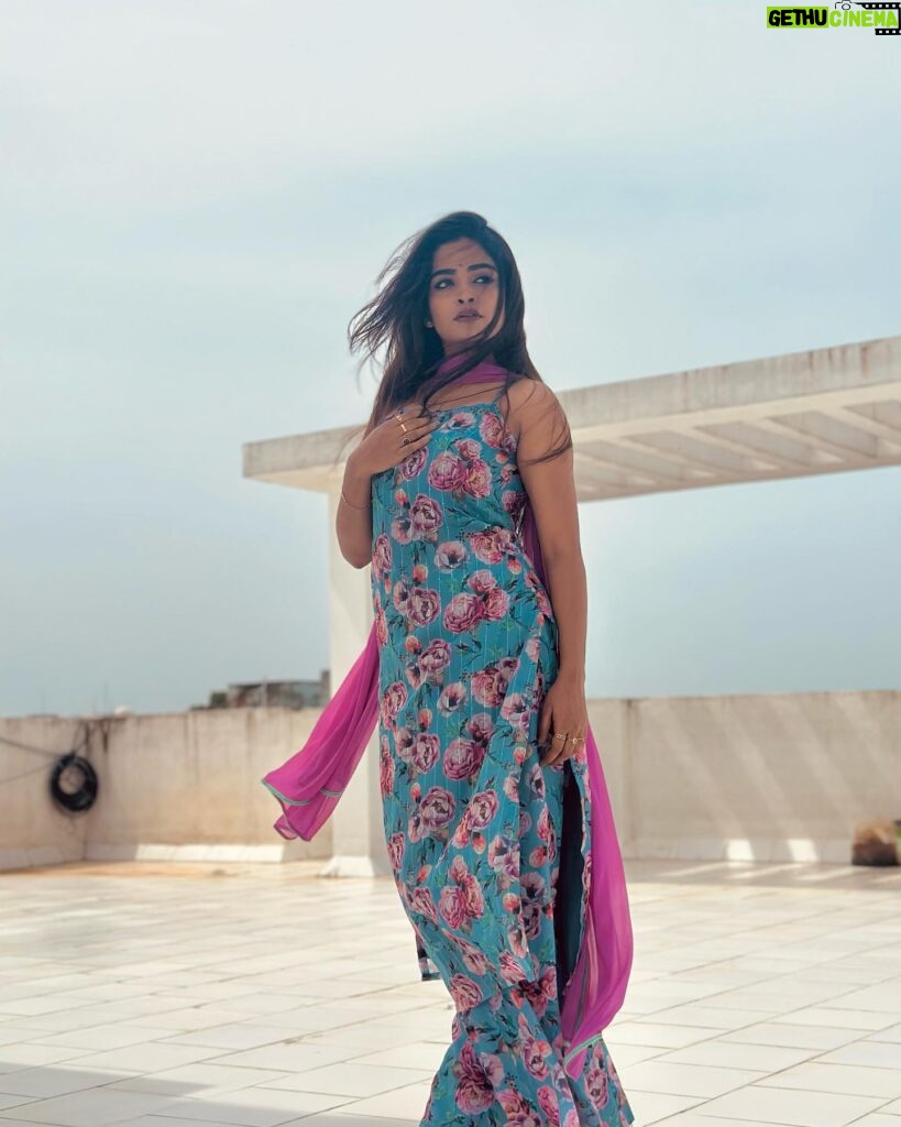 Arunima Sudhakar Instagram - Unakena mattum vaazhum idhayamadi .. Uyirulla varai naan un adimayadi 🦋🕊️ Outfit @house_of_shrisha