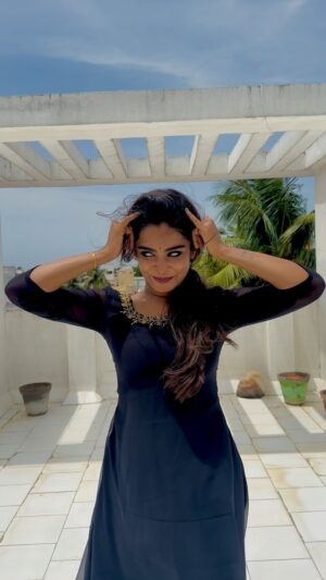Arunima Sudhakar Instagram - Nammooru super star rajinikath um karuppu than 🔥 
Azhagu karupu than 🔥
Beautiful outfit from @shansika1 
Vc @samthedj_official